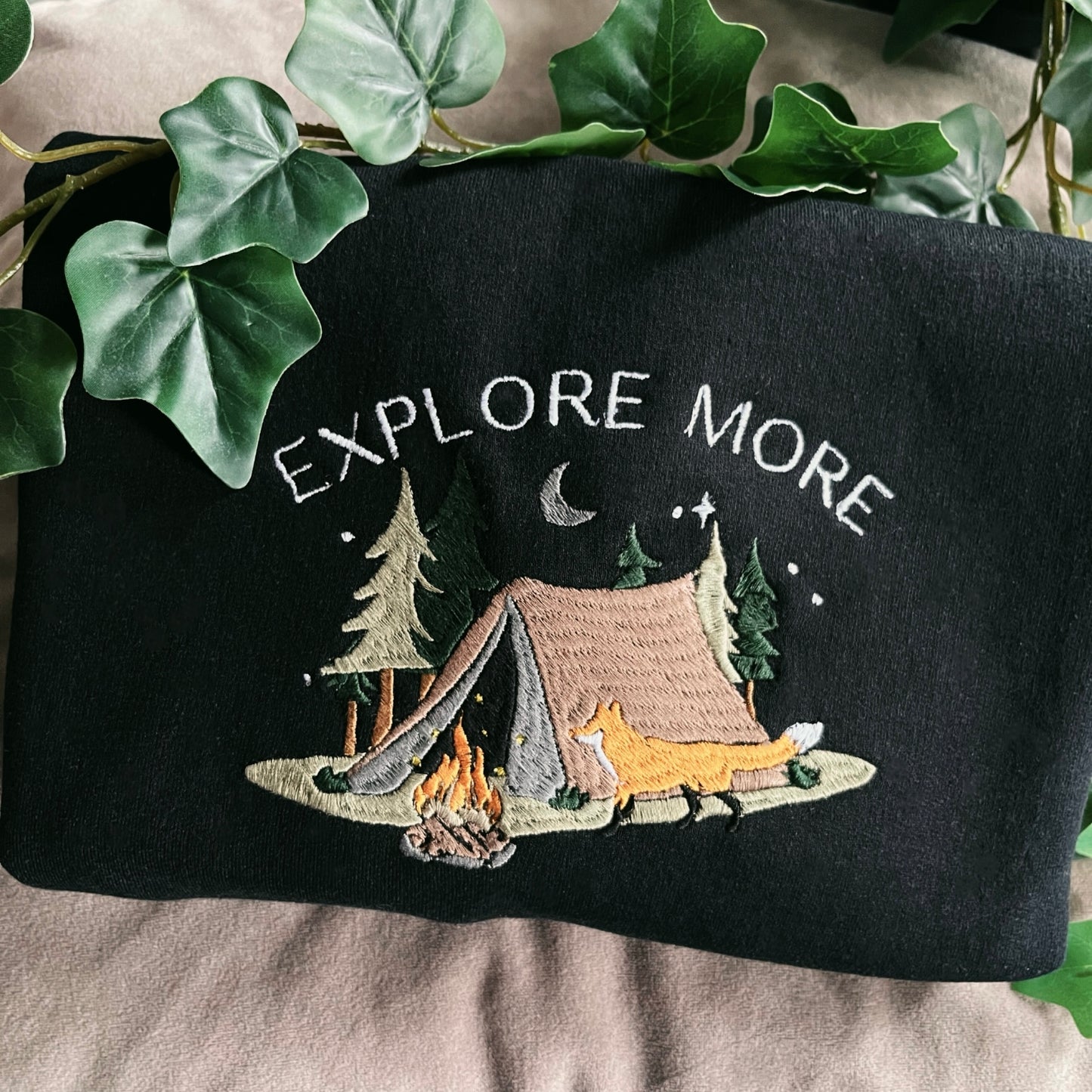 ‘Explore More’ Campfire - Sweatshirt / Hoodie